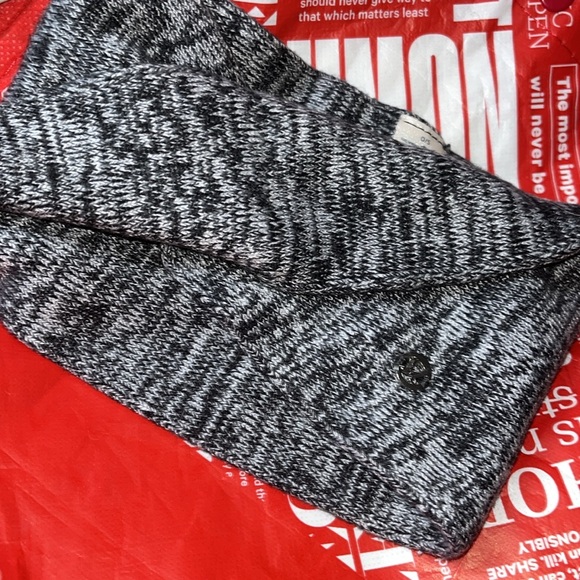Lululemon BUNDLE 💜HAT SOCKS 🧦 AND HAIR ACCESSORIES 💜✝️ - Picture 13 of 17
